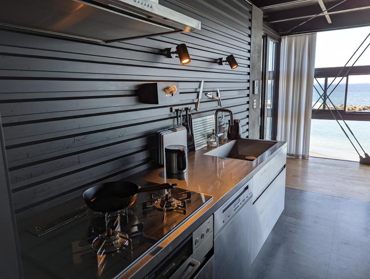 Вилла Yokosuka Sky Grey -横須賀のビーチフロントベース- Экстерьер фото